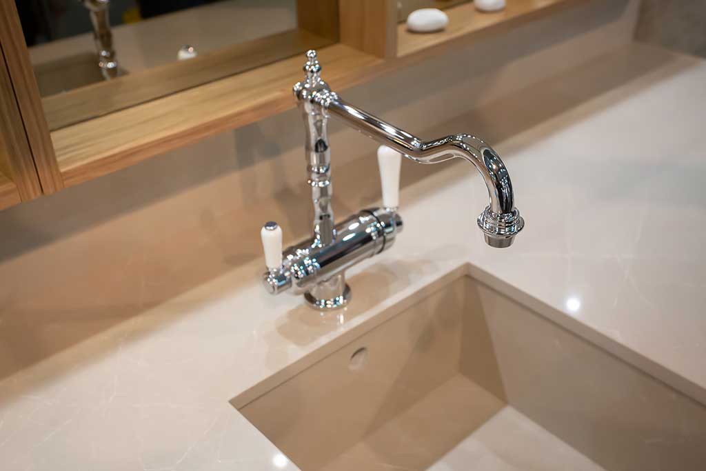 quartz-countertop-bathroom